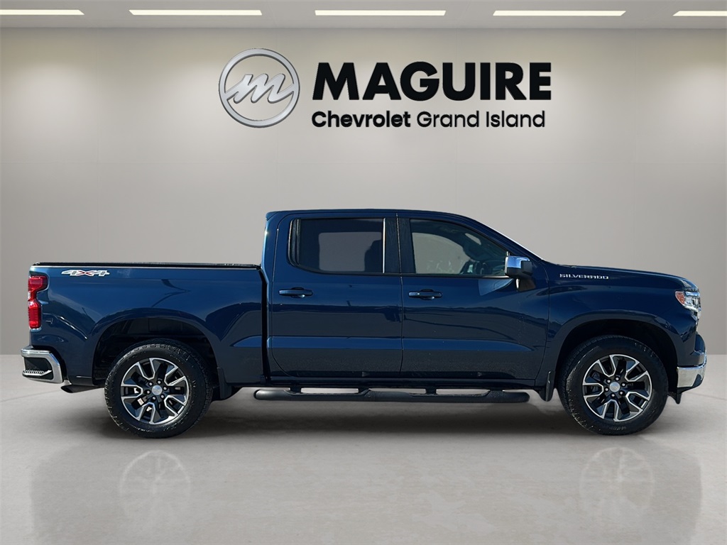 2022 Chevrolet Silverado 1500 LT photo 2