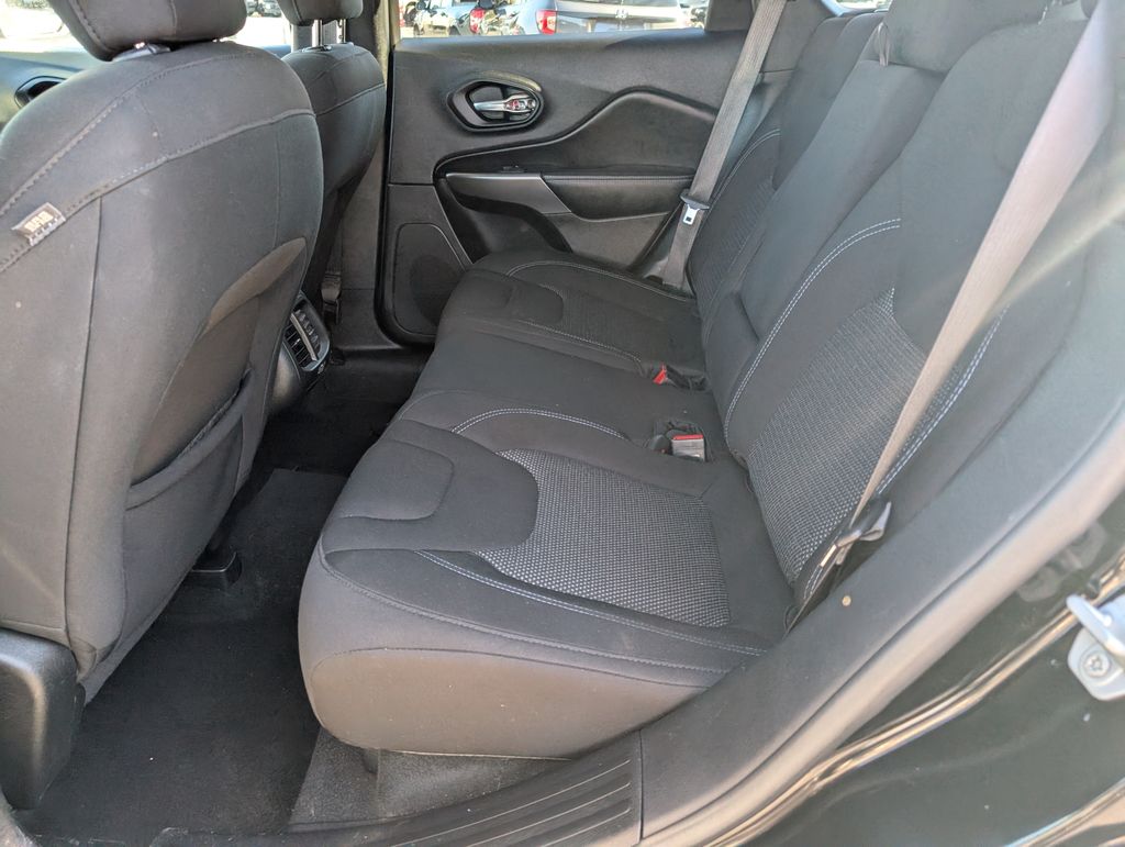 2021 Jeep Cherokee Latitude photo 2