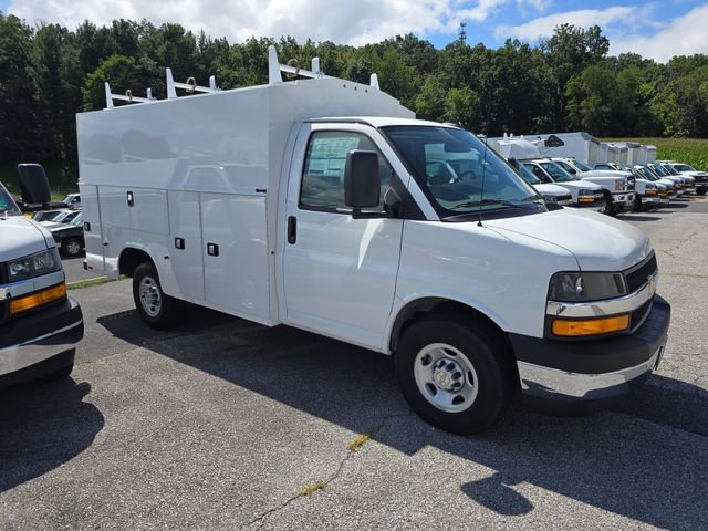 2025 Chevrolet Express 3500 Work Van photo 4