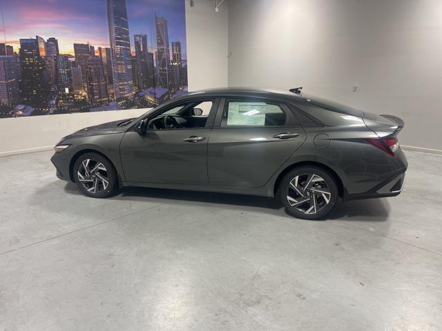 2025 Hyundai Elantra SEL Sport photo 3