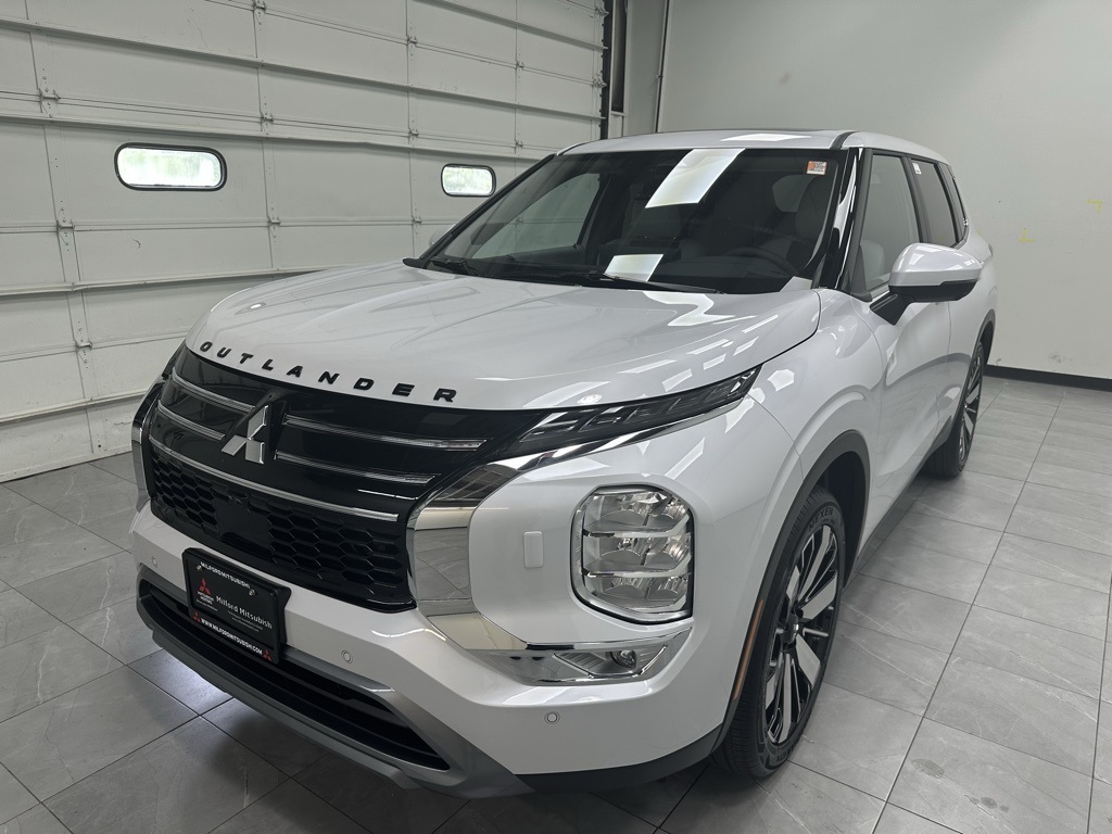 2025 Mitsubishi Outlander SE photo 2