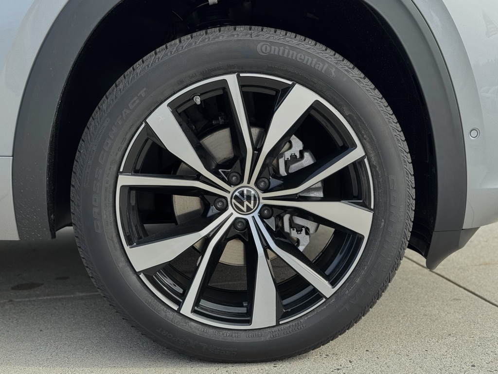 2026 Volkswagen Atlas Cross Sport SEL Premium R-Line photo 4