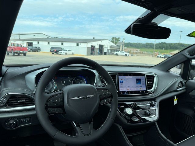 2026 Chrysler Pacifica Limited photo 6