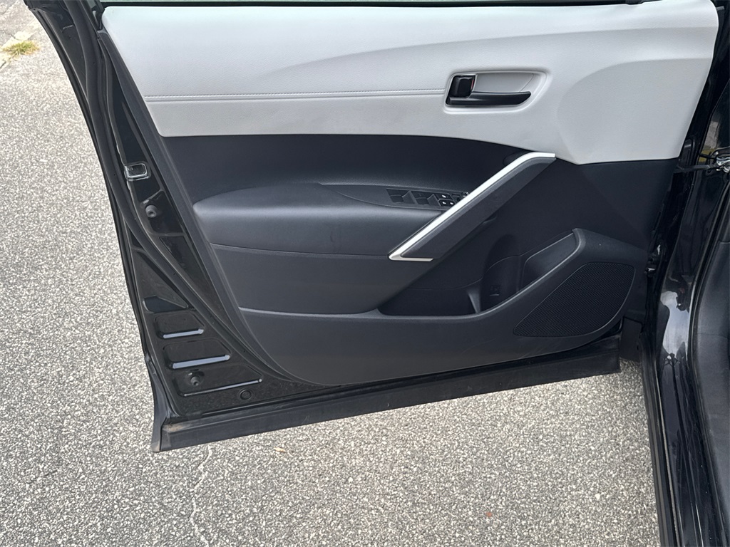 2024 Toyota Corolla Cross L photo 9
