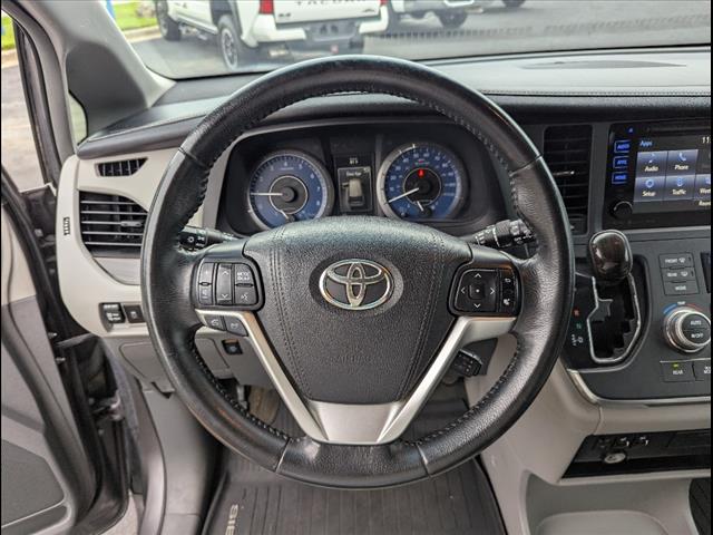 2016 Toyota Sienna XLE photo 18