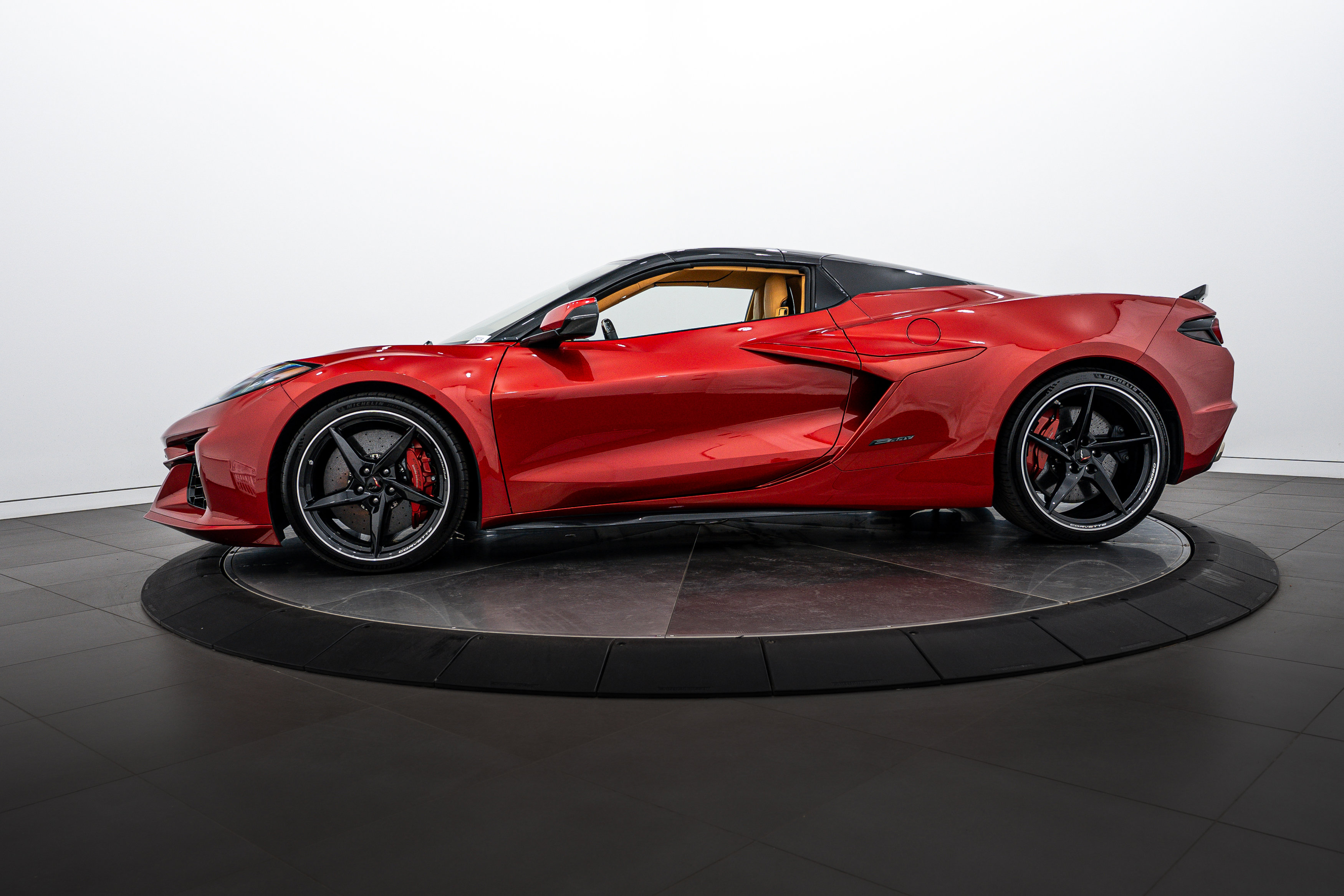 2025 Chevrolet Corvette E-Ray 3LZ photo 2