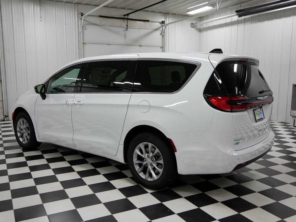 2026 Chrysler Pacifica photo 3