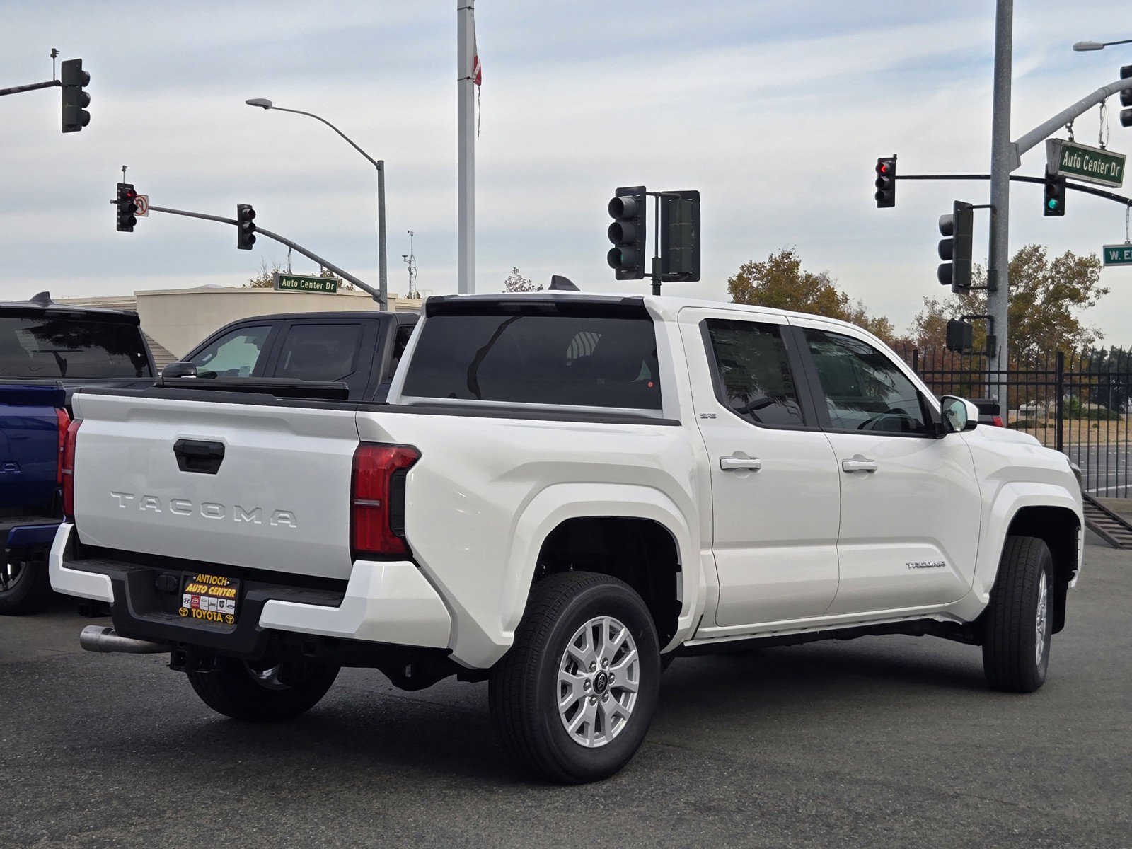 2025 Toyota Tacoma SR5 Double Cab photo 3