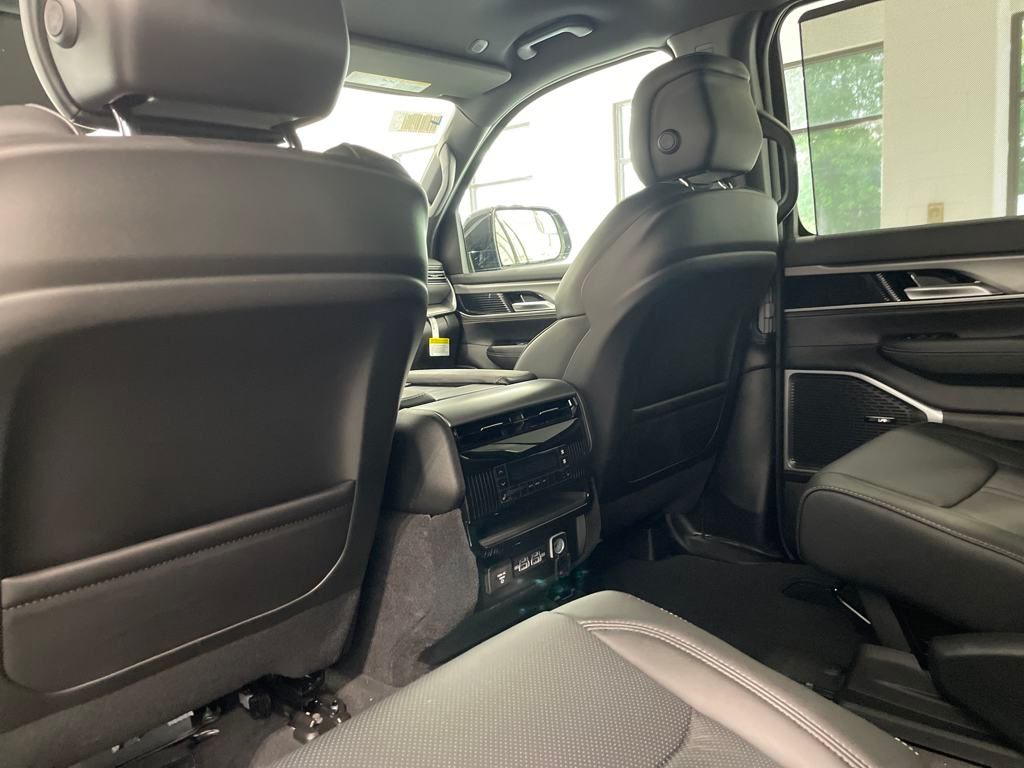 2025 Jeep Wagoneer Series II photo 10
