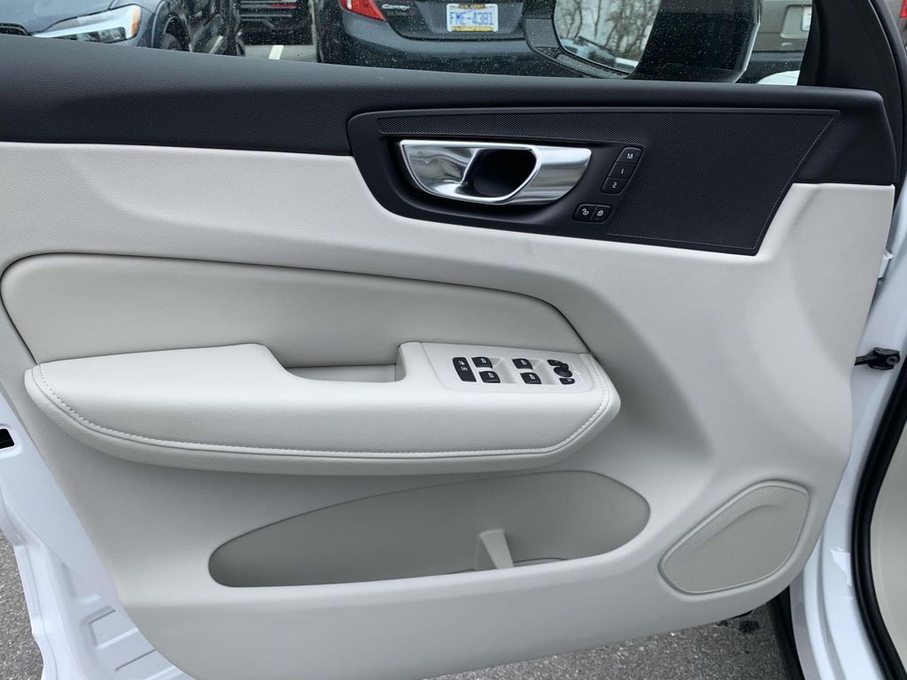 2025 Volvo XC60 T8 Plus photo 24