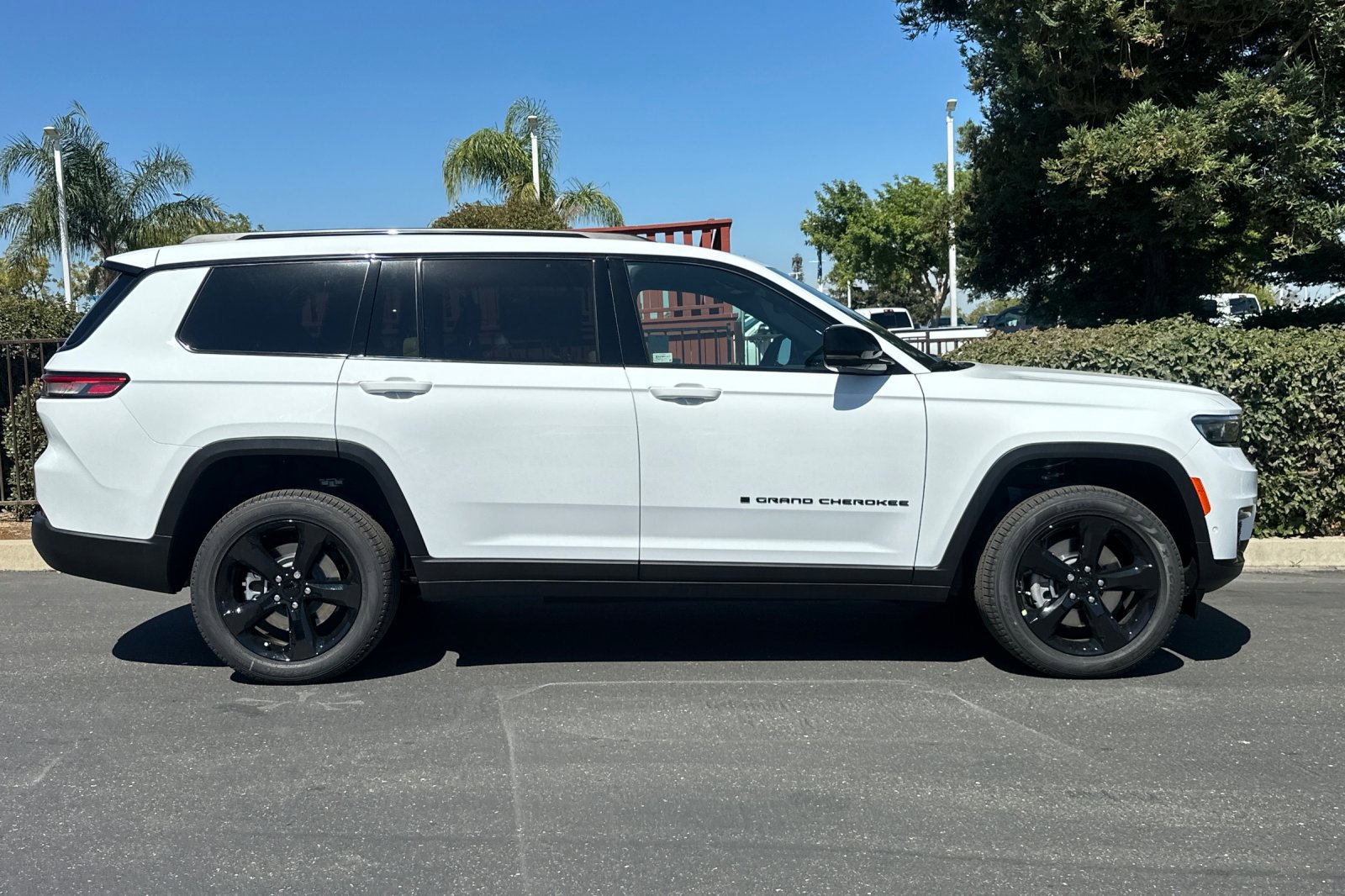2025 Jeep Grand Cherokee Limited photo 3