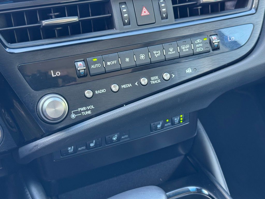 2023 Lexus ES 300h photo 31
