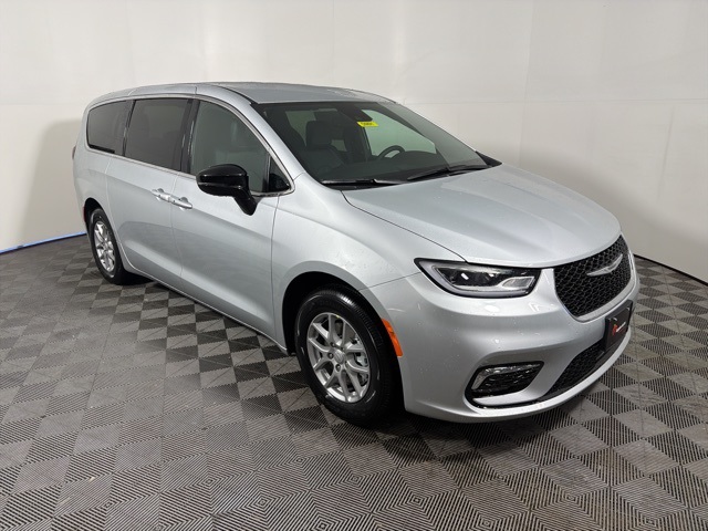 2026 Chrysler Pacifica Select's photo