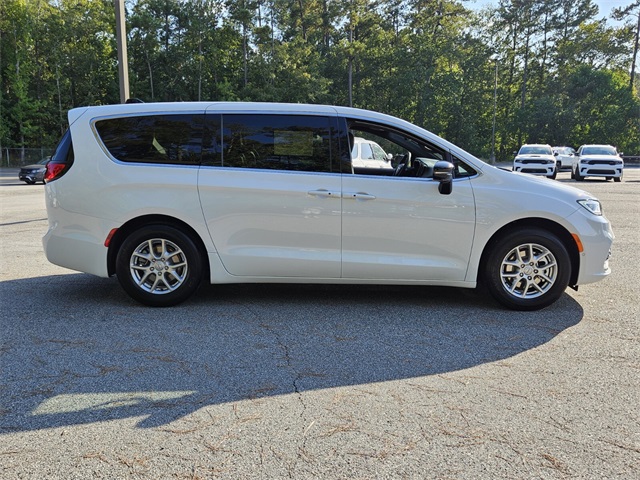 2026 Chrysler Pacifica photo 13