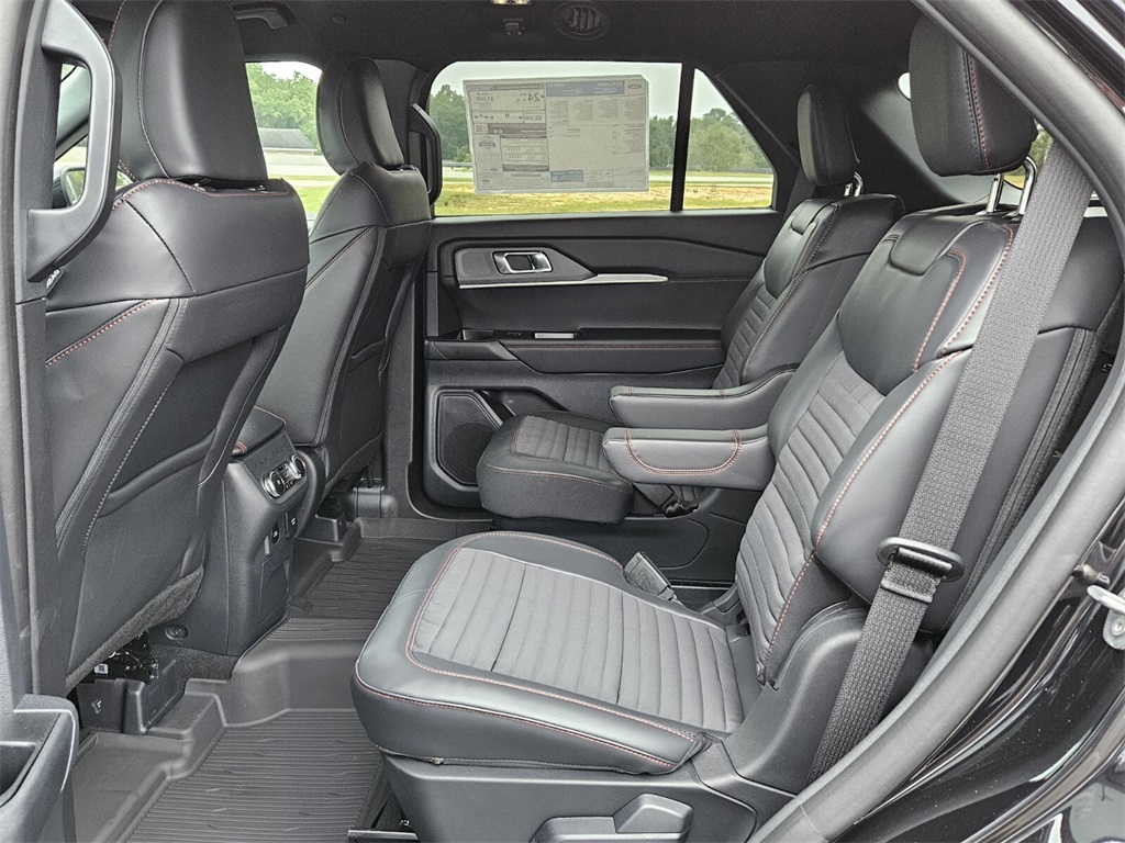 2025 Ford Explorer ST-Line photo 6
