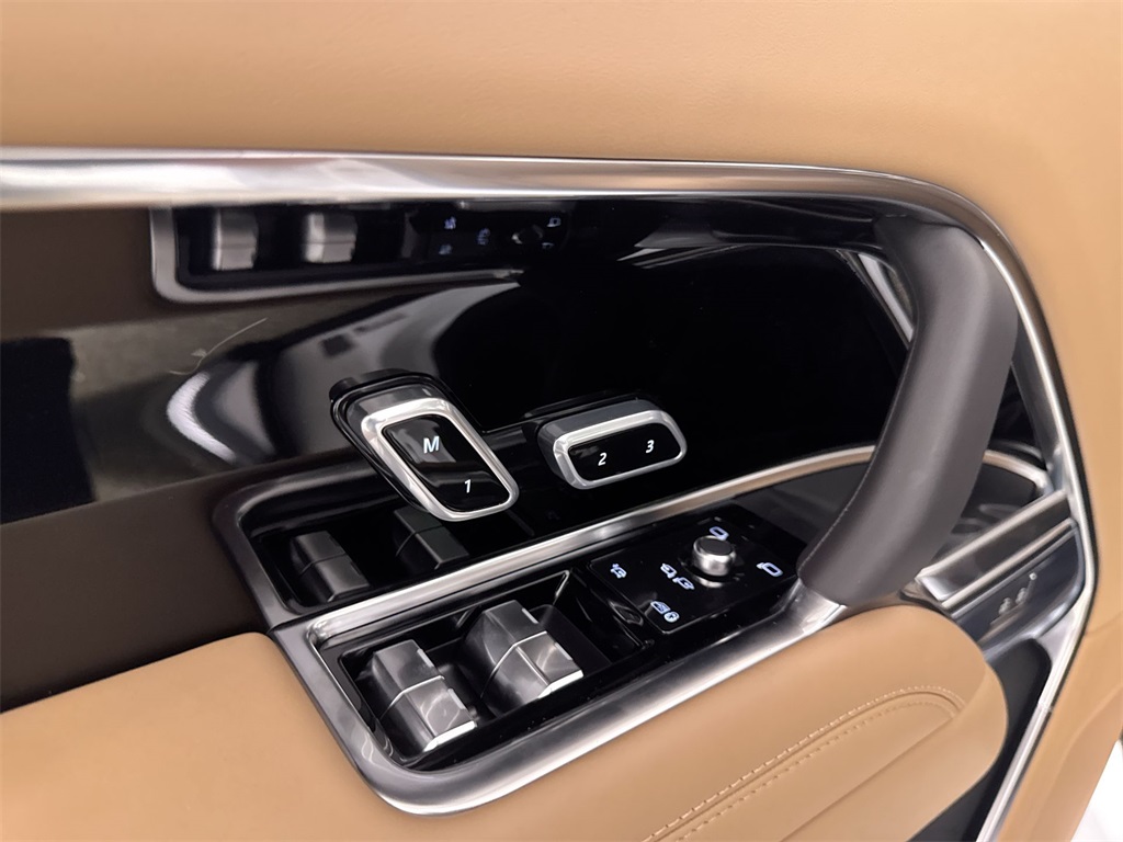 2025 Land Rover Range Rover SE photo 12