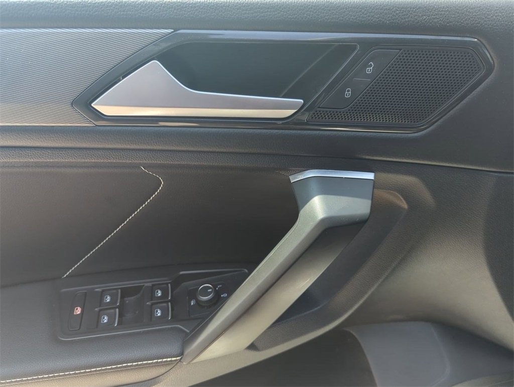 2023 Volkswagen Tiguan SE photo 19
