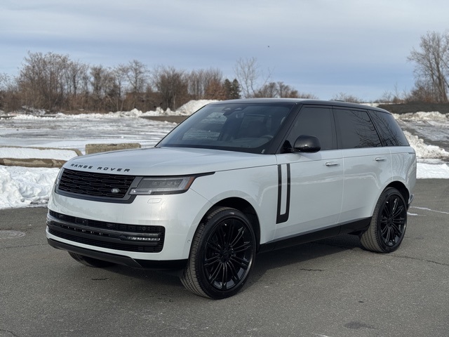 2026 Land Rover Range Rover SE's photo