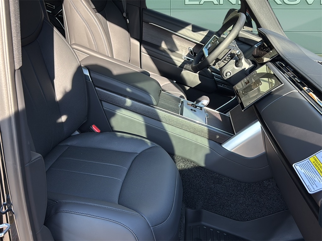 2025 Land Rover Range Rover SE photo 14