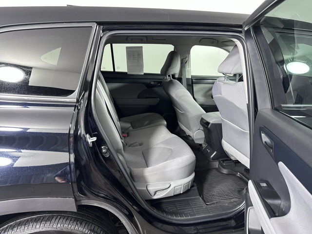 2022 Toyota Highlander LE photo 11