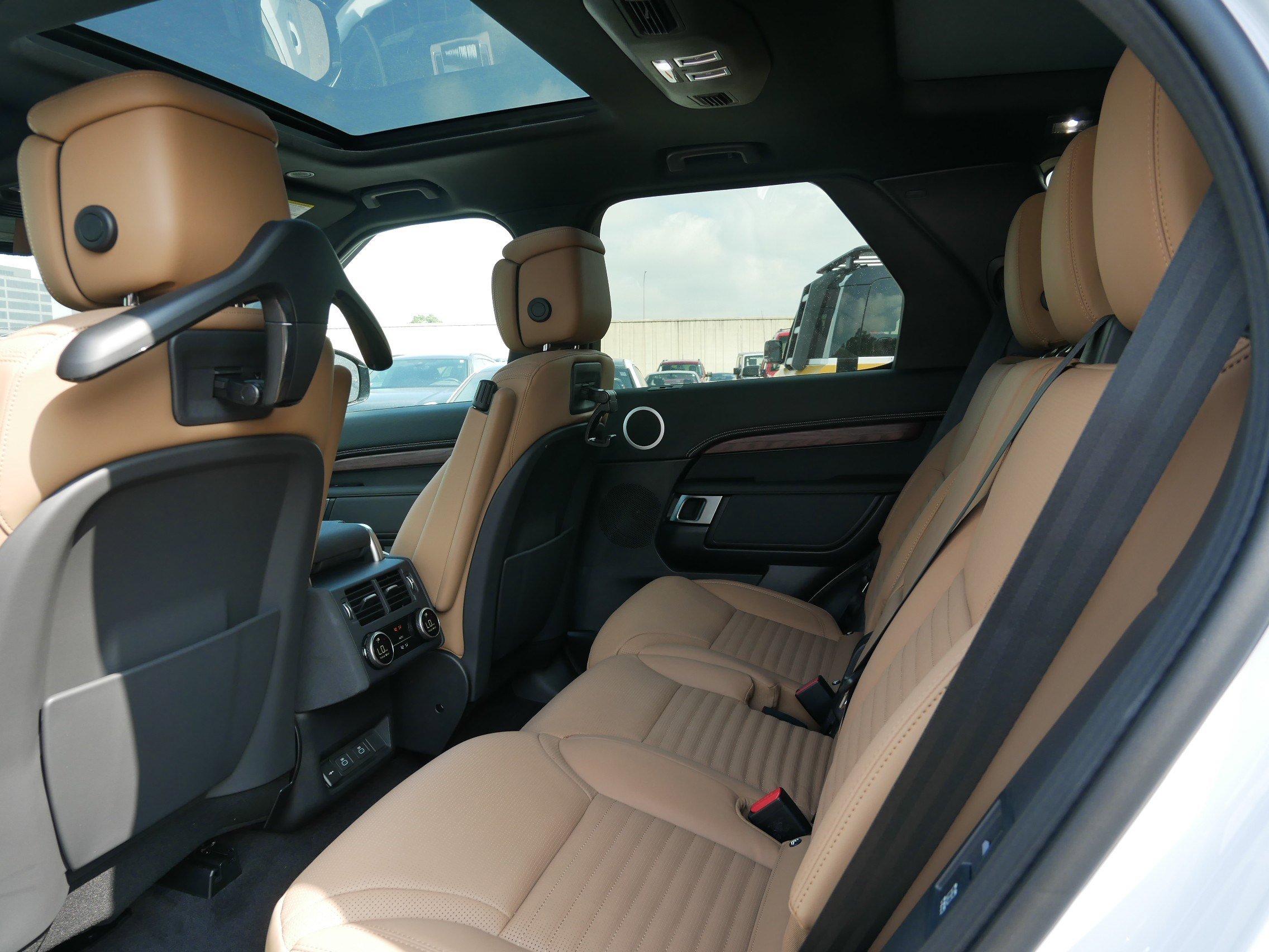 2025 Land Rover Discovery SE photo 2