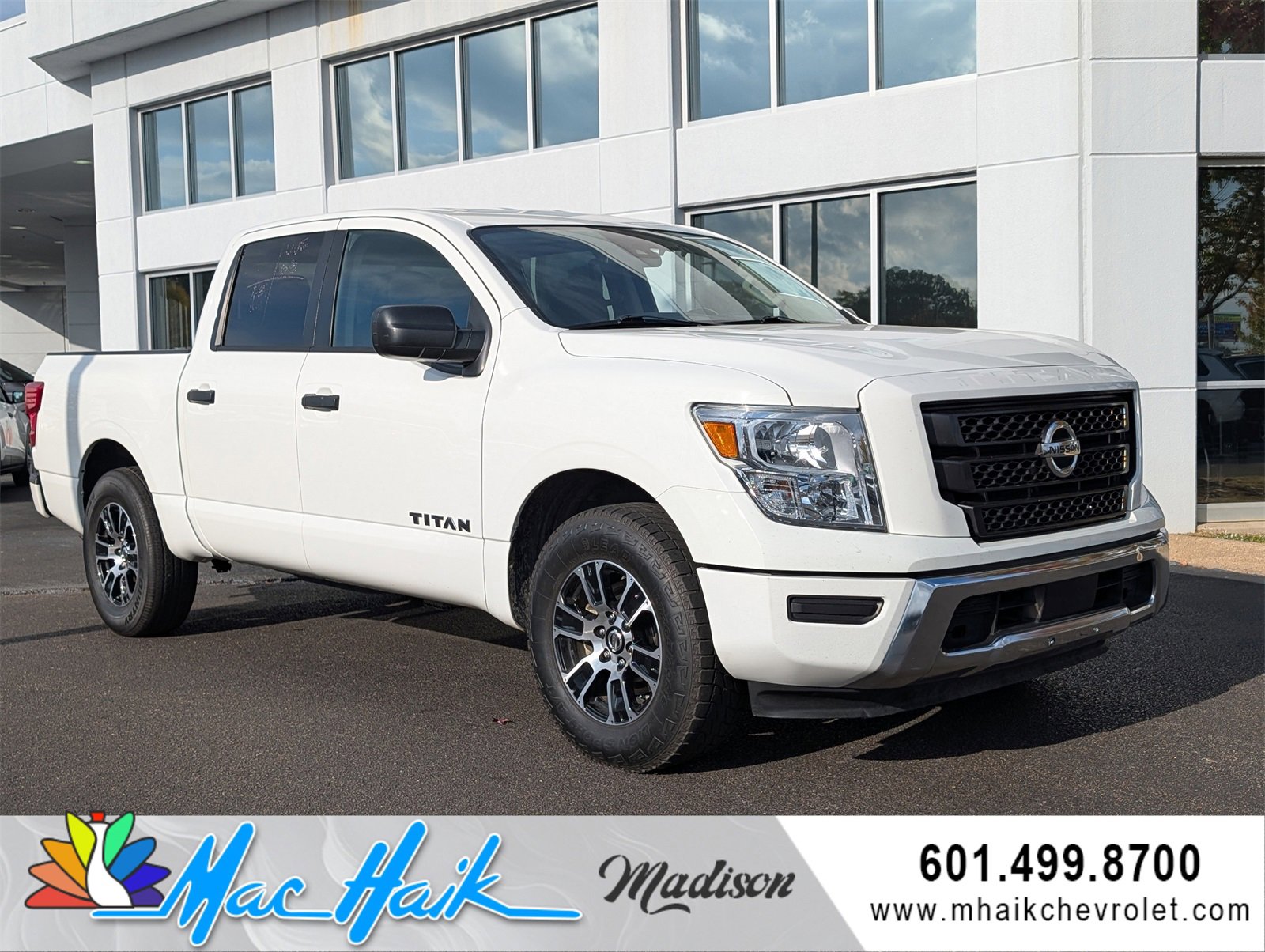 2022 Nissan Titan SV's photo