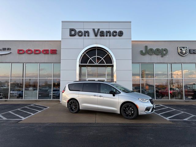 2026 Chrysler Pacifica Select's photo