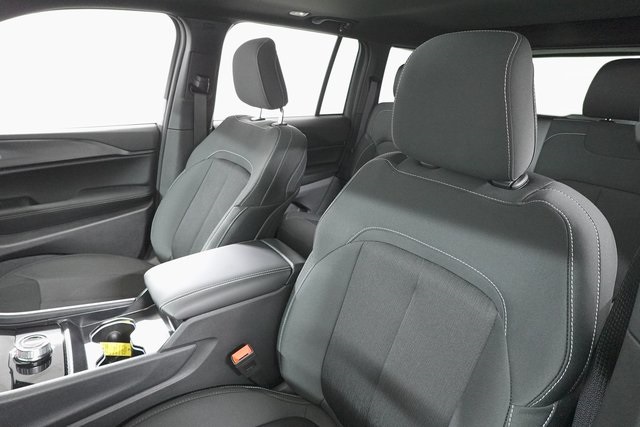 2025 Jeep Grand Cherokee Laredo photo 12