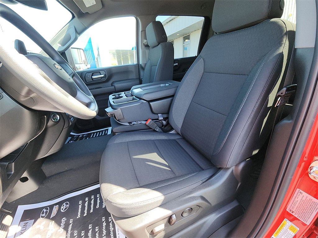 2025 Chevrolet Silverado 2500HD Custom photo 11