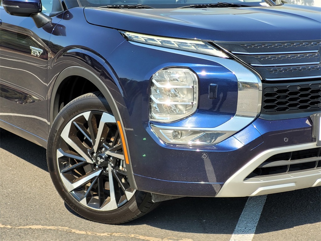 2023 Mitsubishi Outlander PHEV LE photo 4