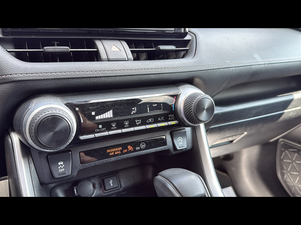 2022 Toyota RAV4 LE photo 10
