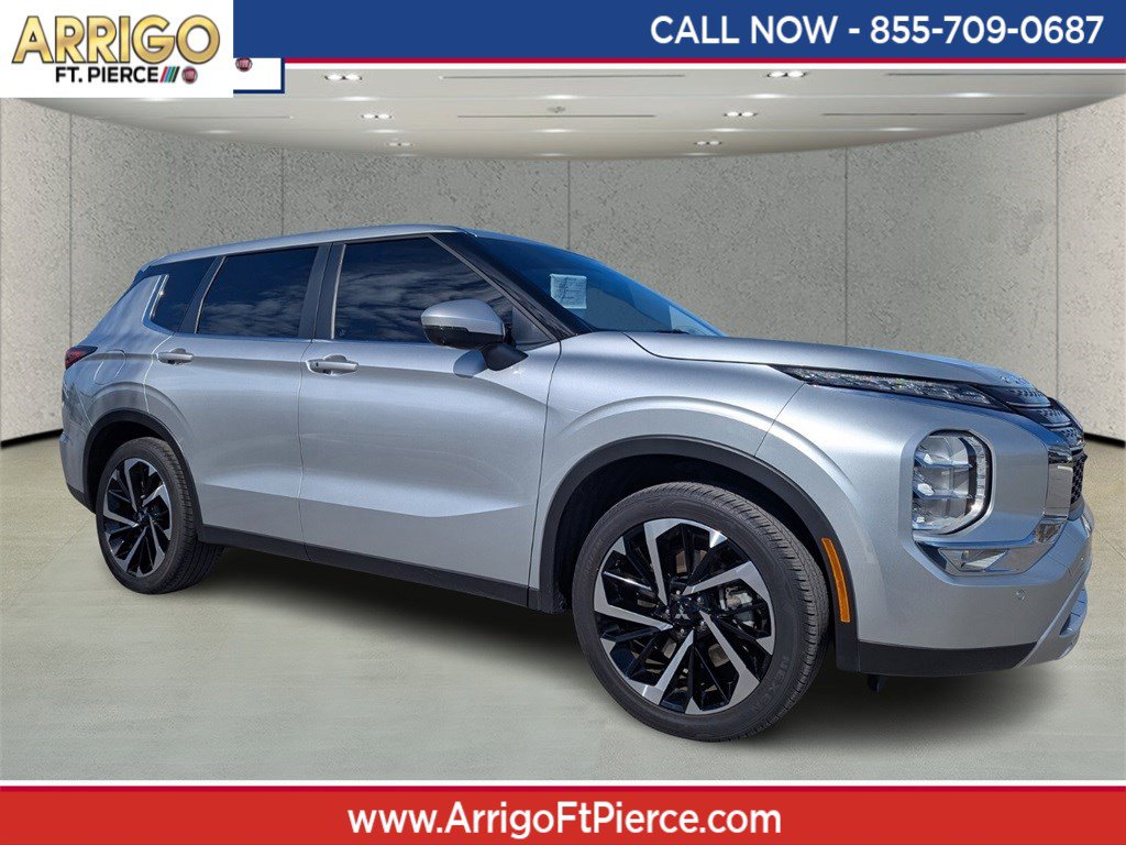 2024 Mitsubishi Outlander SE's photo