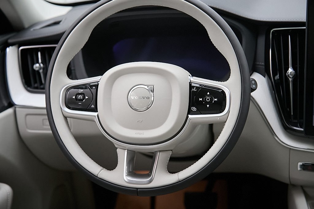 2026 VOLVO XC60 - Image 20