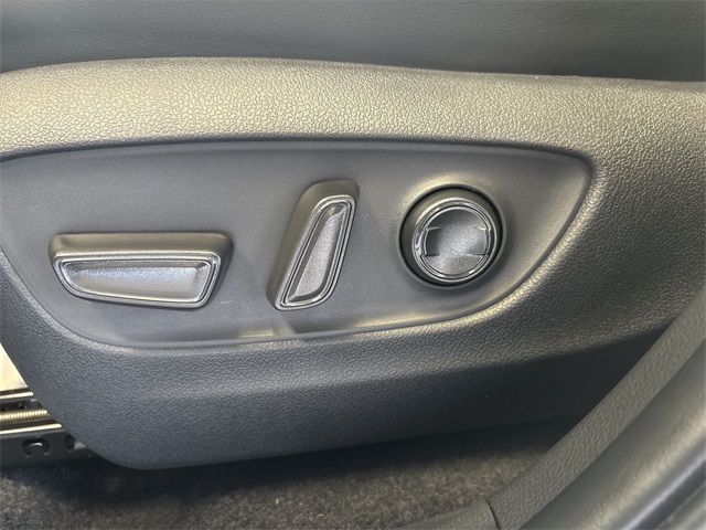 2025 Toyota RAV4 XLE Premium photo 15