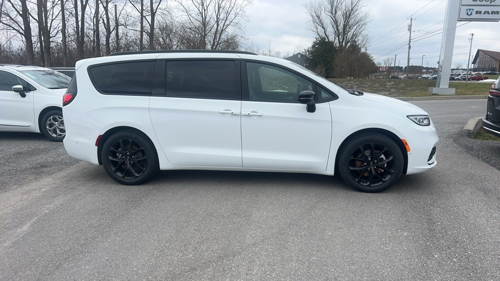 2024 Chrysler Pacifica Limited photo 2