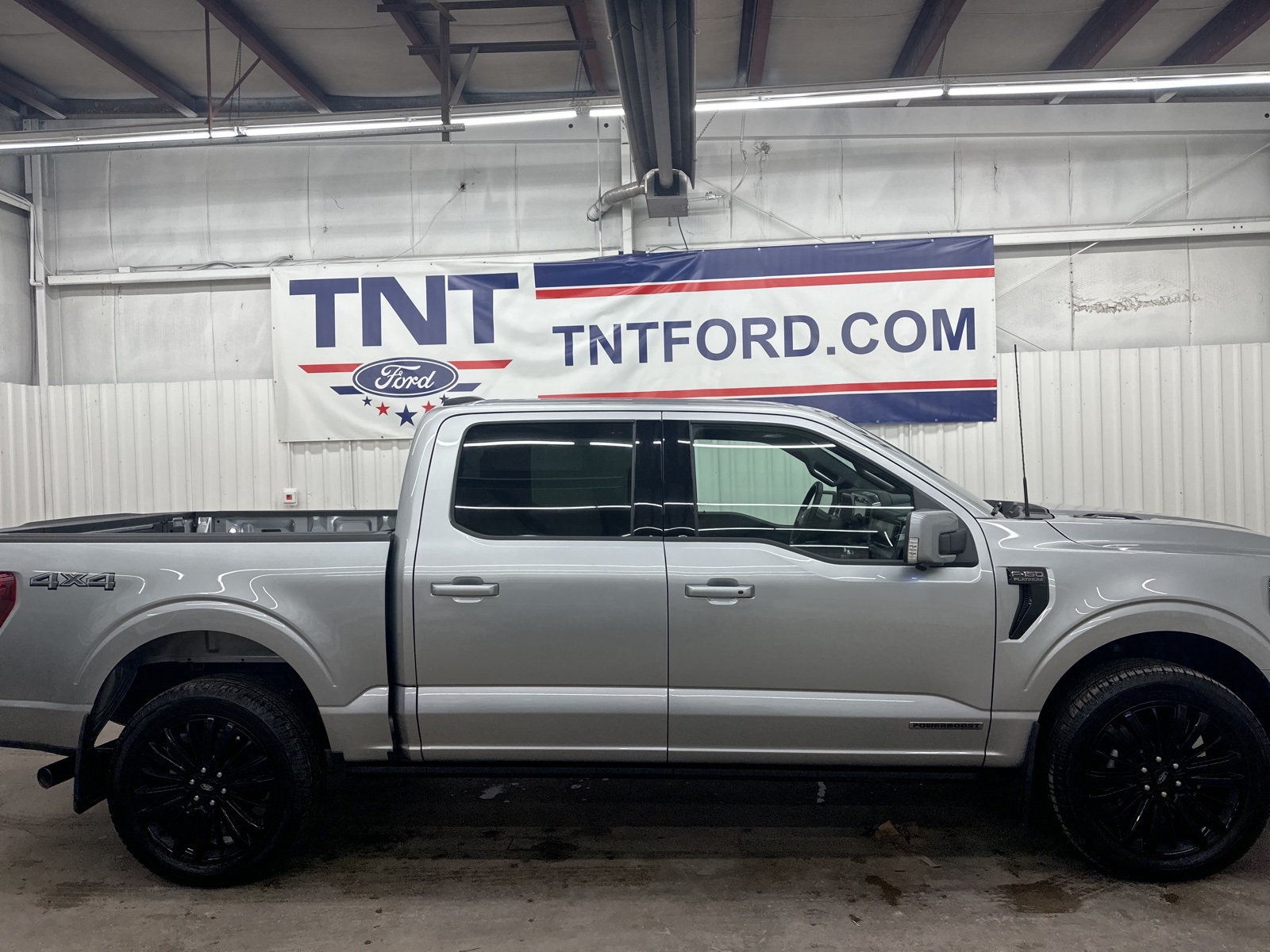 2025 Ford F-150 Platinum's photo