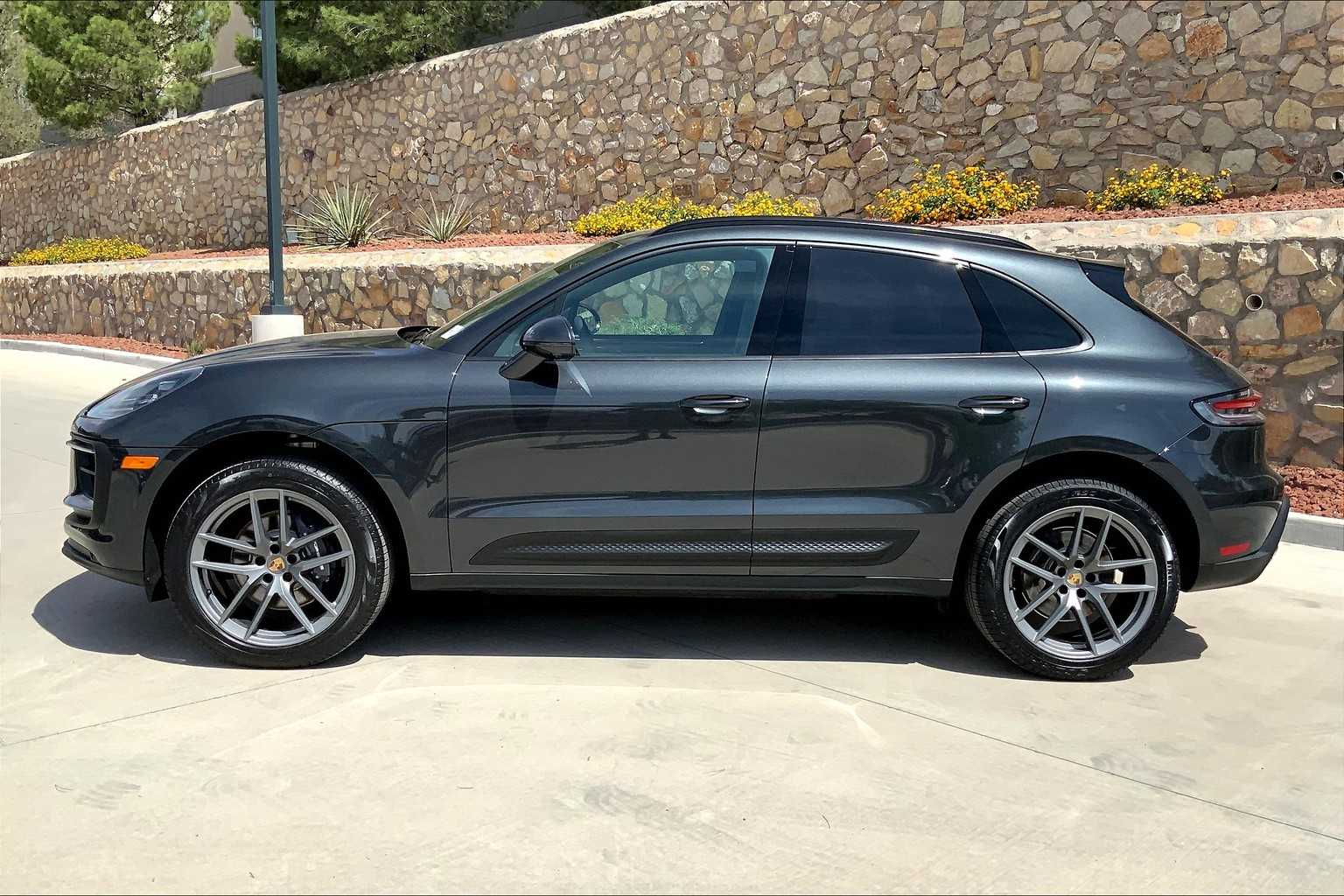 2025 Porsche Macan S photo 2
