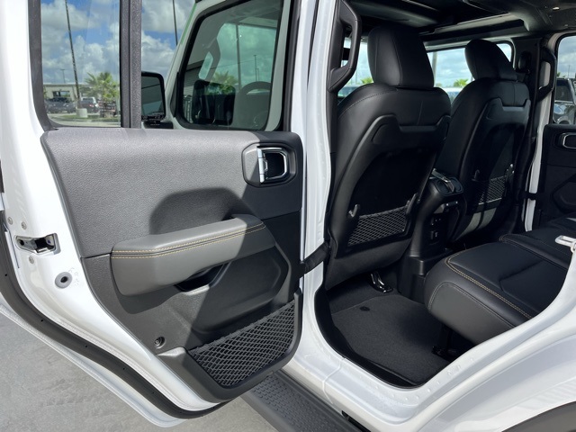 2025 Jeep Wrangler Sahara photo 15