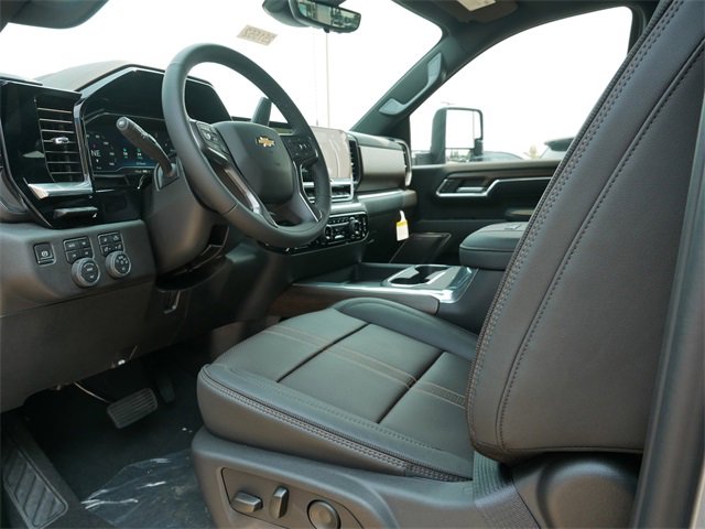 2025 Chevrolet Silverado 3500HD High Country photo 9
