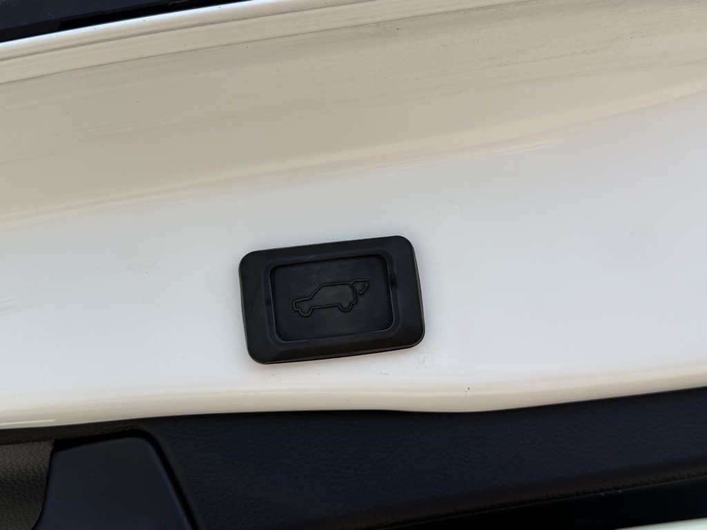 2020 Toyota RAV4 Hybrid XLE photo 30