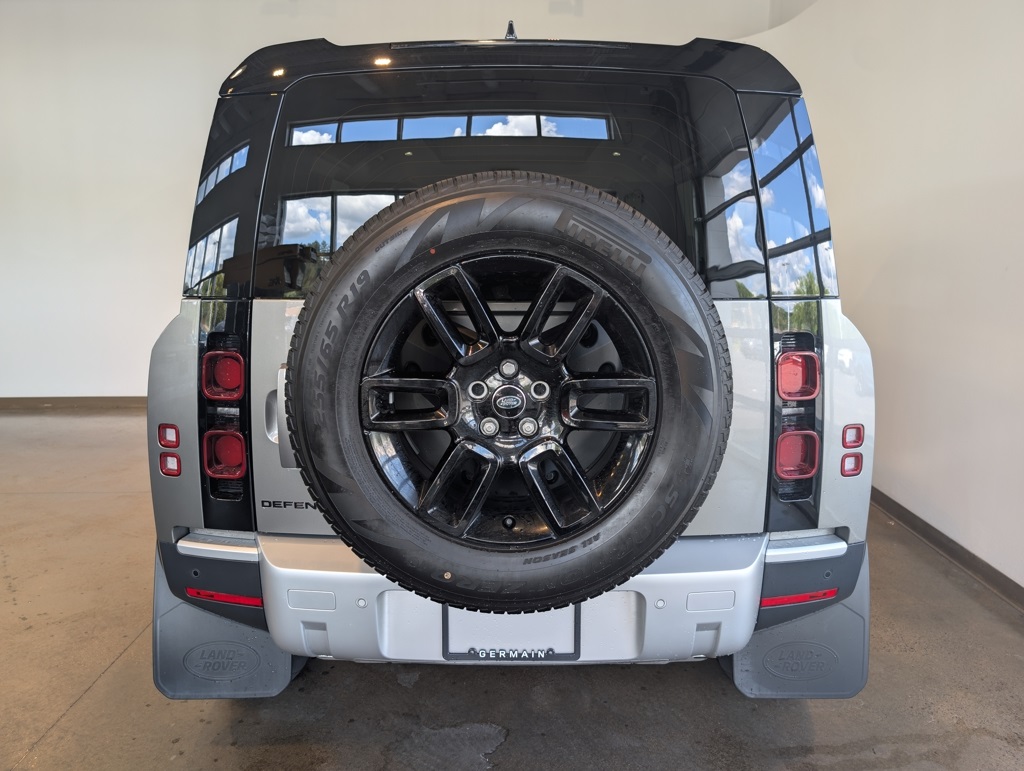 2025 Land Rover Defender 110 S photo 4