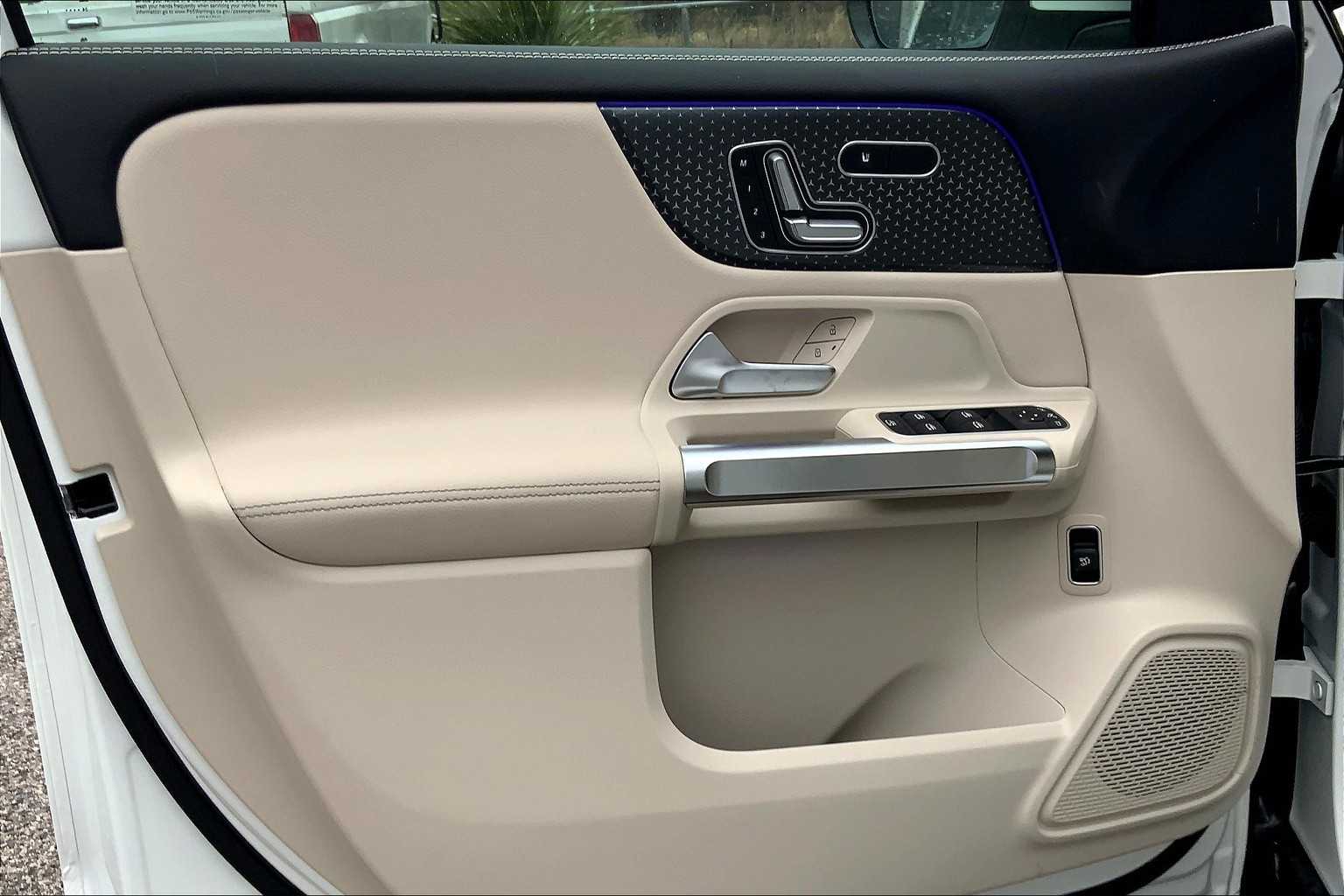 2025 Mercedes Benz GLB 250 photo 14