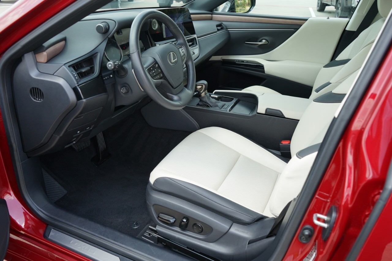 2025 Lexus ES 350 photo 13