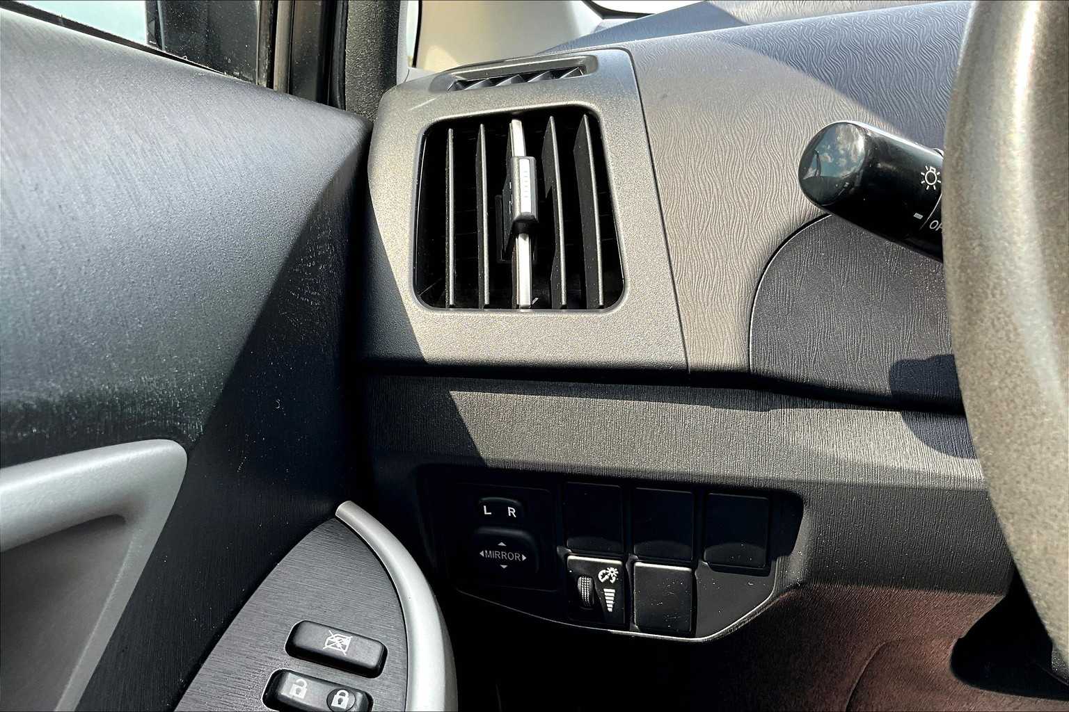 2014 Toyota Prius Two photo 32