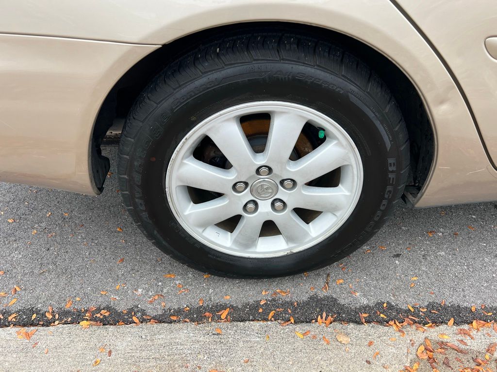 2004 Toyota Camry LE photo 9