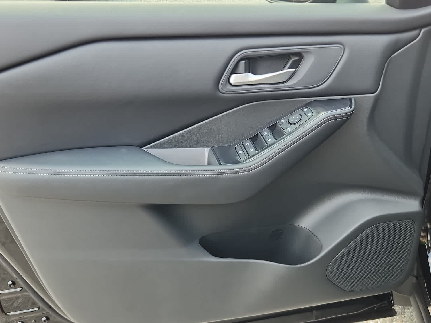 2026 Nissan Rogue SV photo 9