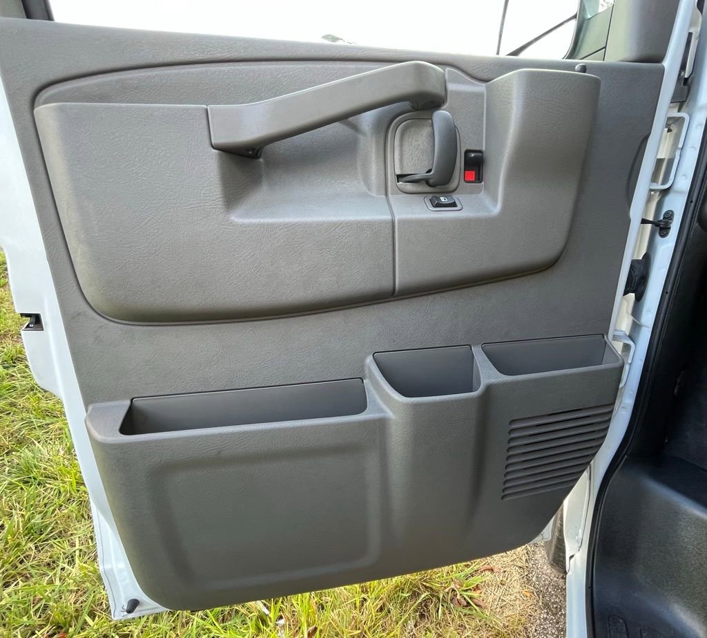 2025 Gmc Savana Passenger 3500 LT photo 4