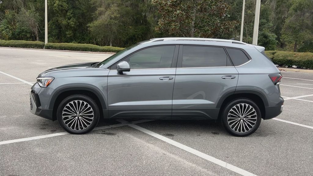 2025 Volkswagen Taos SE photo 4