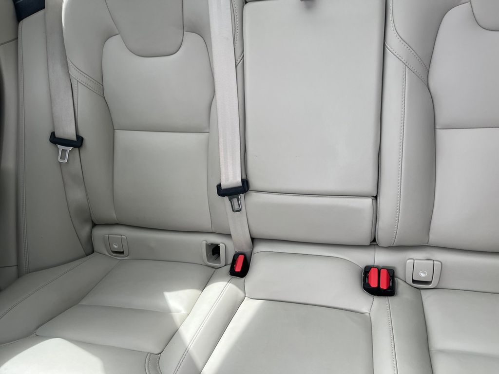 2022 Volvo XC60 B5 Inscription photo 13