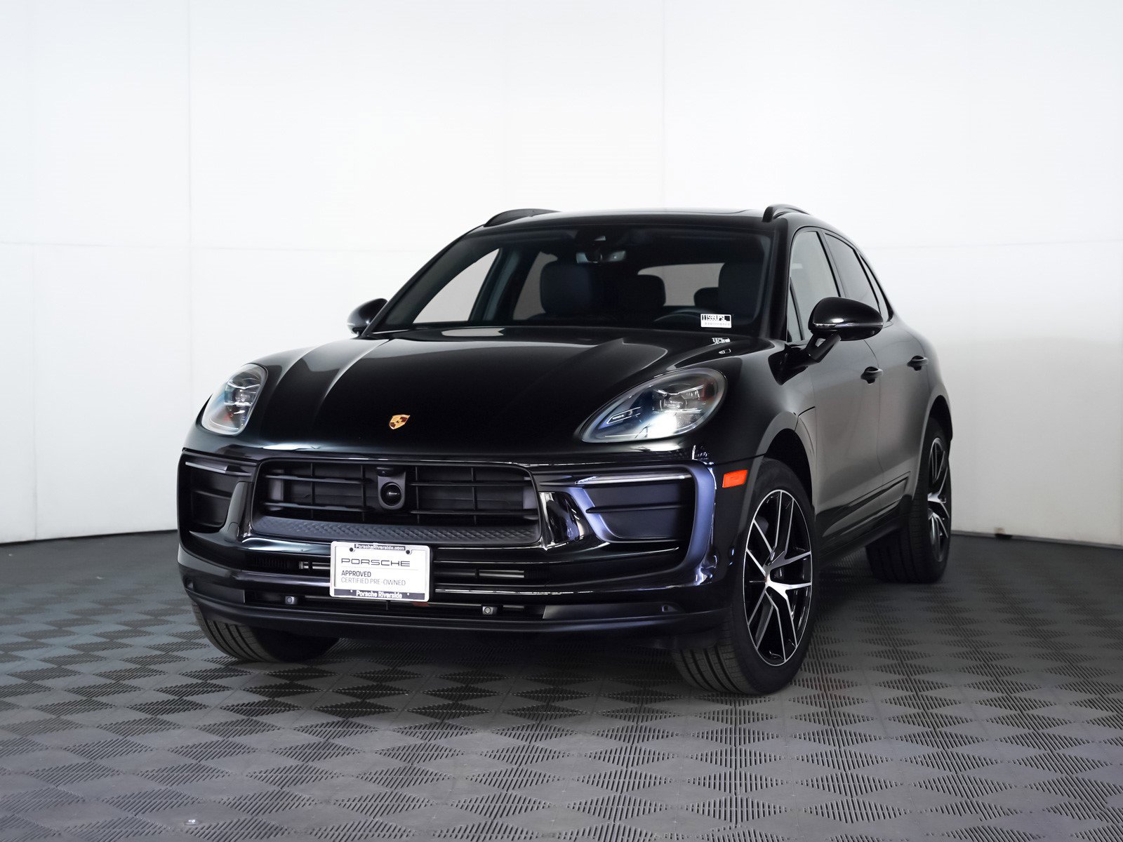 2025 Porsche Macan's photo